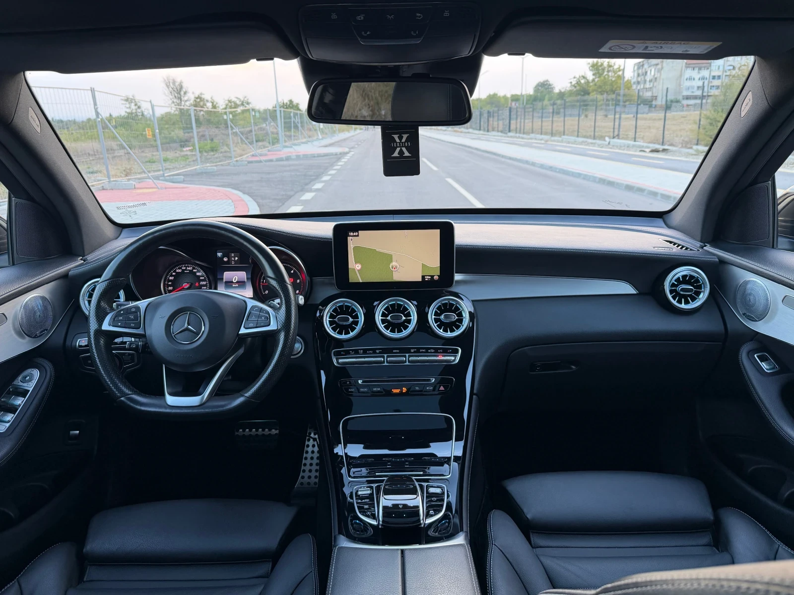 Mercedes-Benz GLC 250 D/AMG LINE/PANORAMA/DISTRONIC/BURMESTER/LIZING, снимка 14 - Автомобили и джипове - 56172496