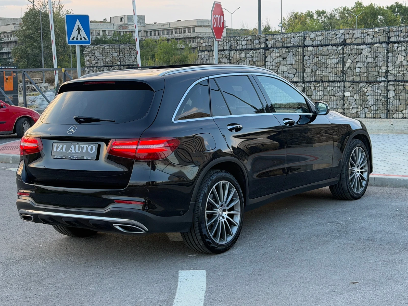 Mercedes-Benz GLC 250 D/AMG LINE/PANORAMA/DISTRONIC/BURMESTER/LIZING, снимка 4 - Автомобили и джипове - 56172496