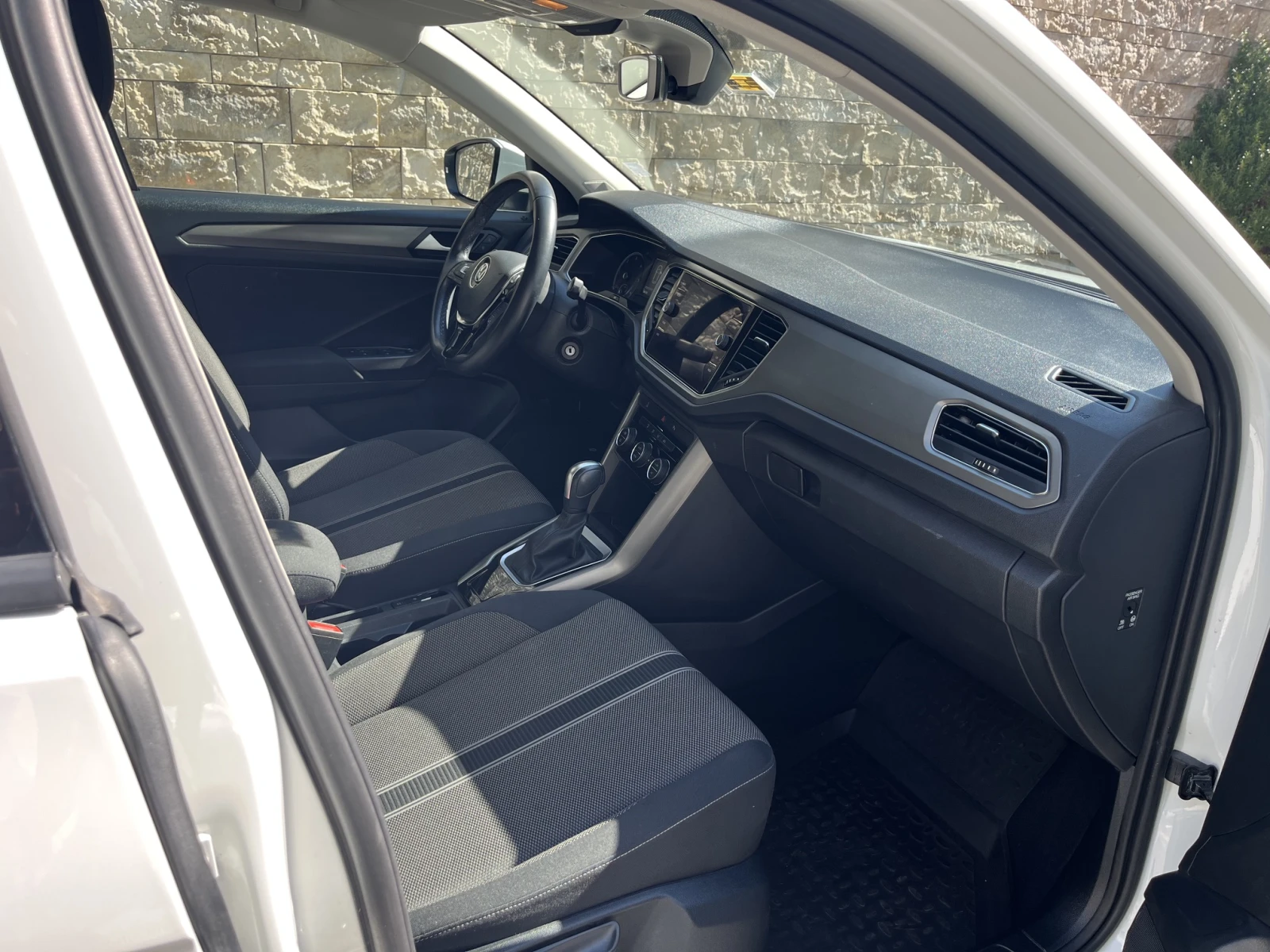 VW T-Roc, снимка 10 - Автомобили и джипове - 56315647