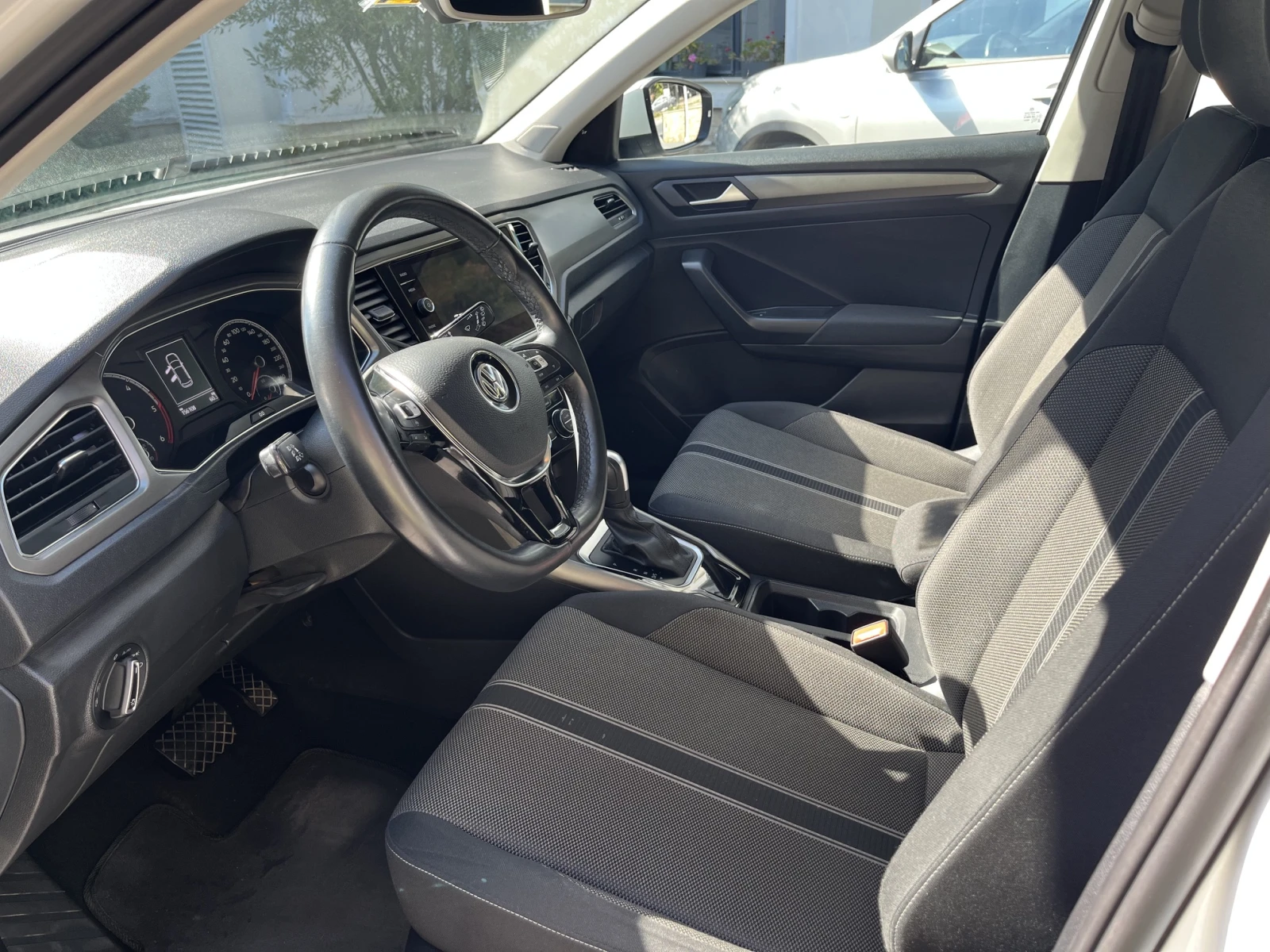 VW T-Roc, снимка 8 - Автомобили и джипове - 56315647