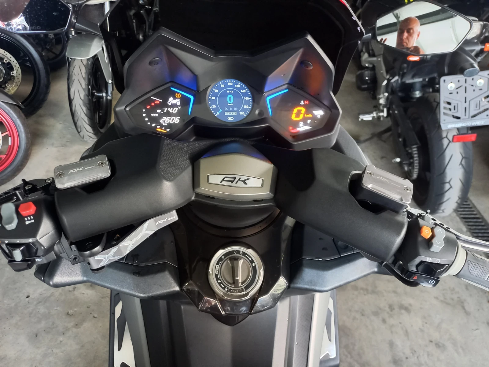 Kymco AK 550 ABS TC LED 14000 km - изображение 9
