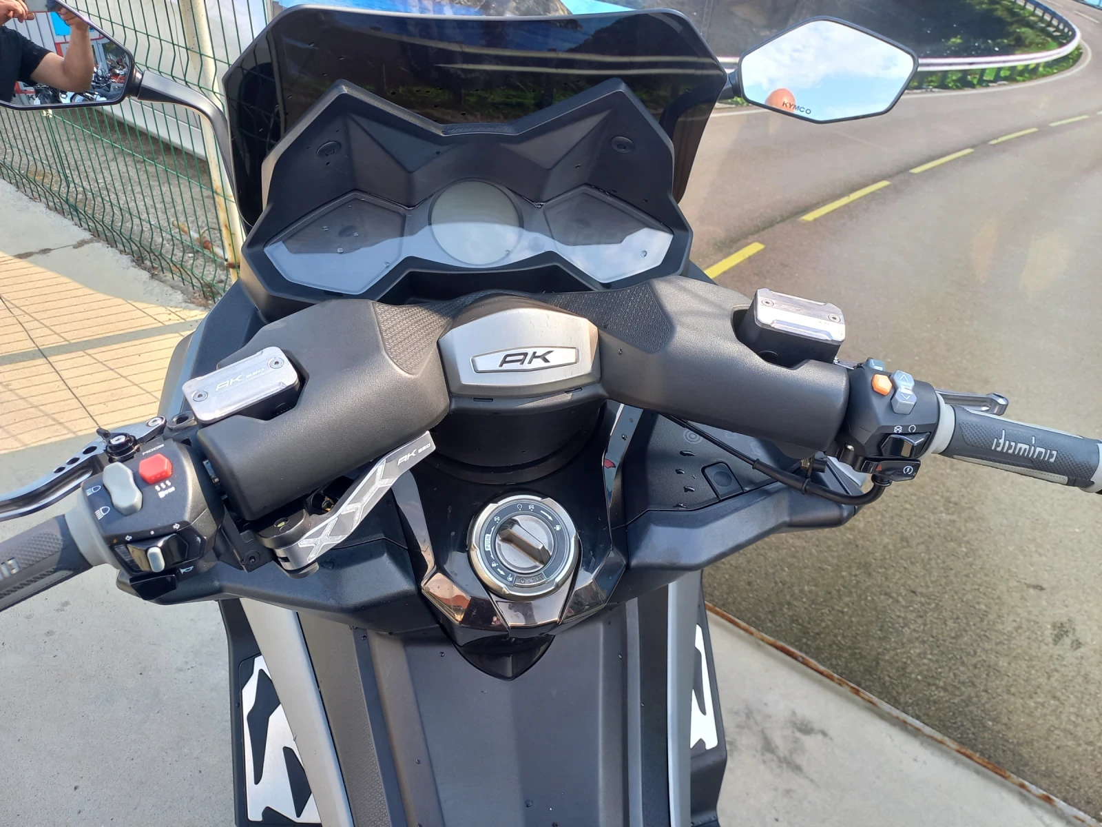 Kymco AK 550 ABS TC LED 14000 km - изображение 6
