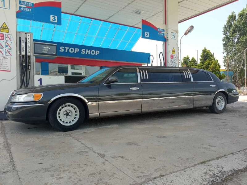 Lincoln Town car 70-inch Stretch Limousine by Royale, снимка 1 - Автомобили и джипове - 48300115