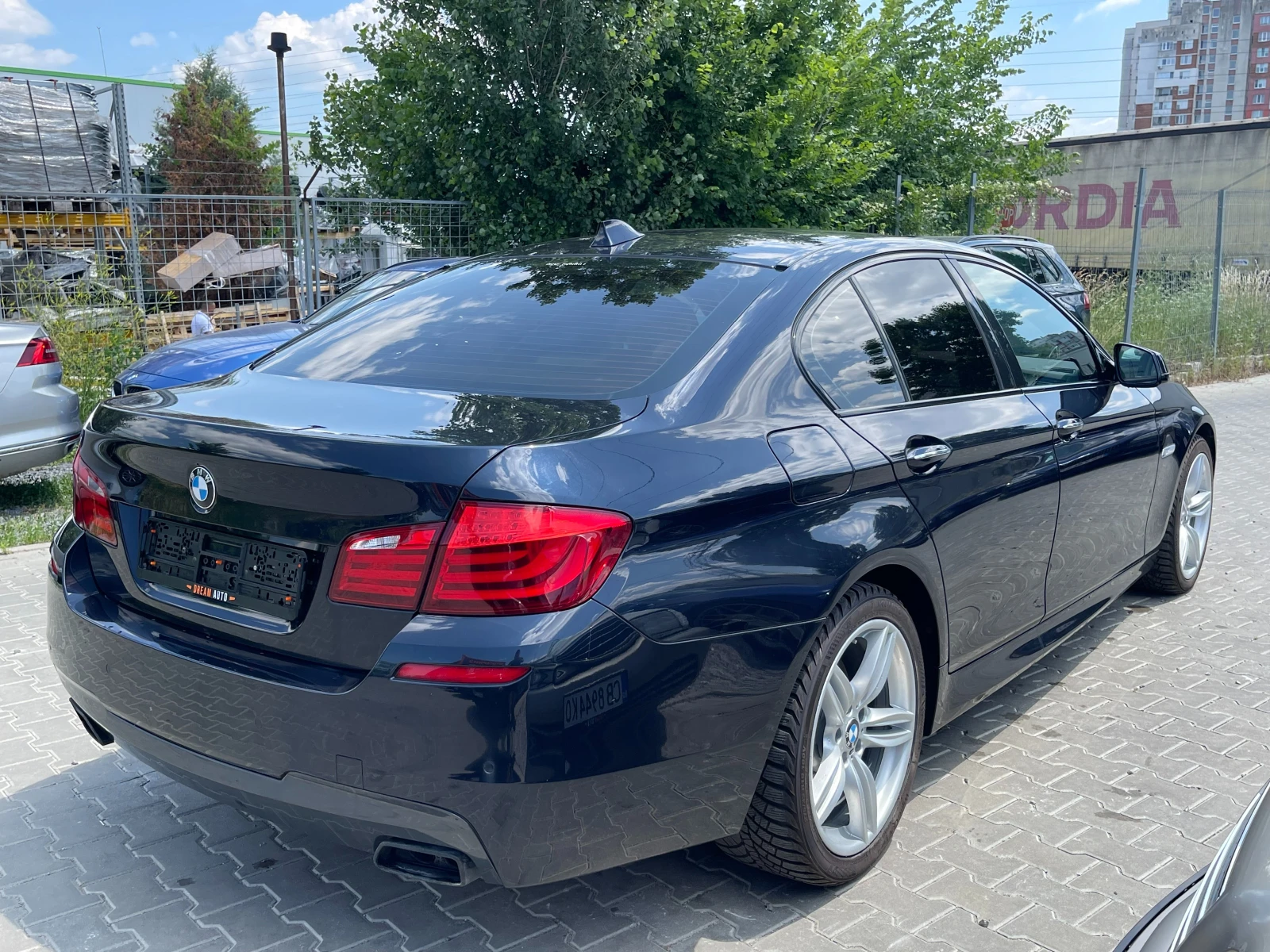 BMW 550 M Sport/ Вакуум/ Хед-ъп/ Дистроник/ 360 Камера - изображение 4