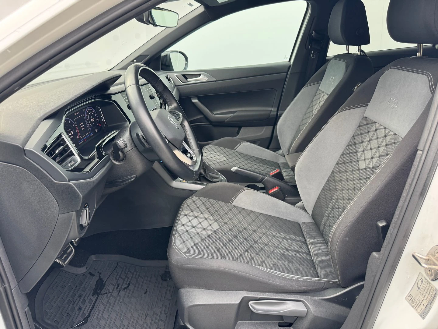 VW Taigo R-Line 1.5 TSI OPF DSG - изображение 5