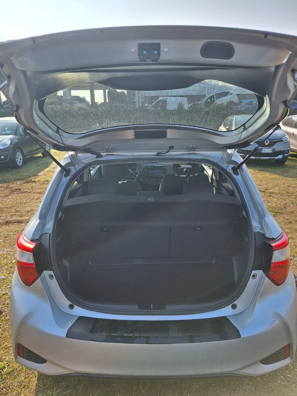 Toyota Yaris 1.5 HYBRID 100% СЕРТИФИЦИРАНО ОБСЛУЖВАНА!!!, снимка 15 - Автомобили и джипове - 53830825