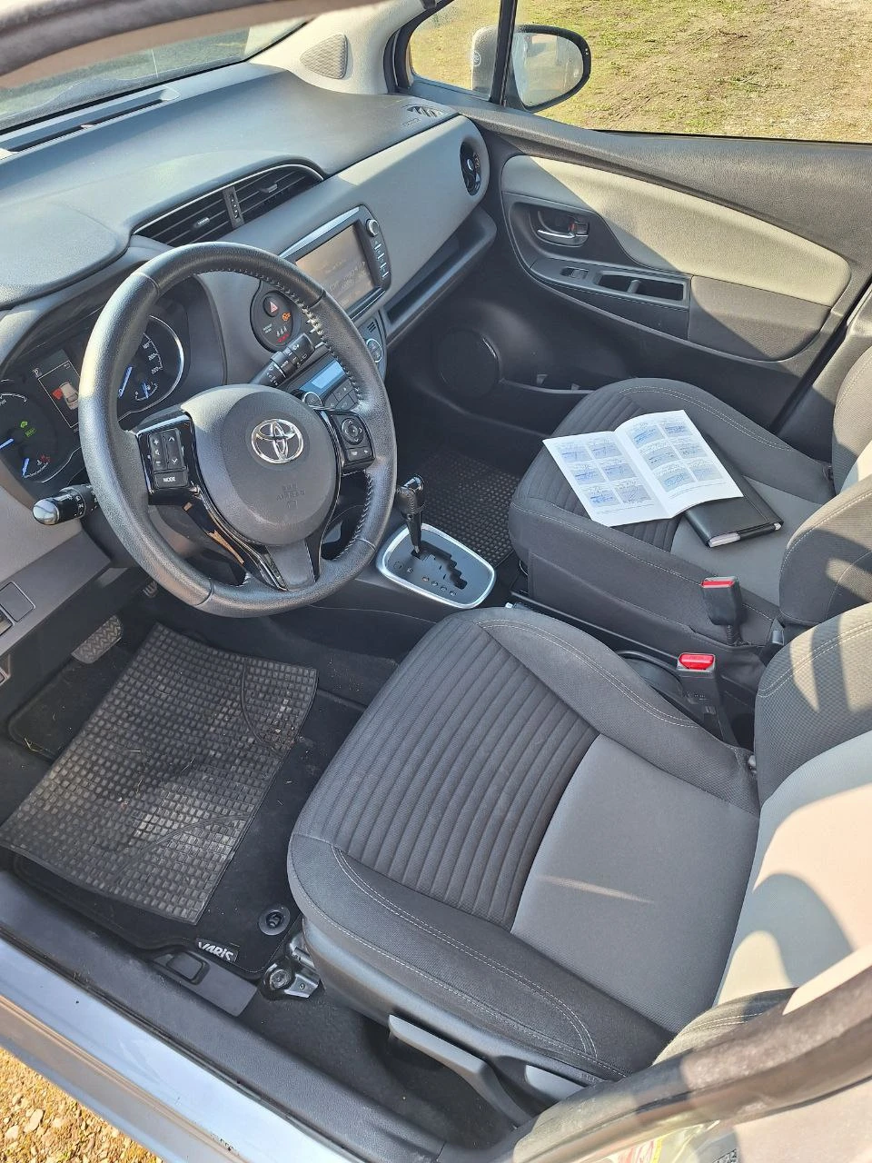 Toyota Yaris 1.5 HYBRID 100% СЕРТИФИЦИРАНО ОБСЛУЖВАНА!!!, снимка 10 - Автомобили и джипове - 53830825