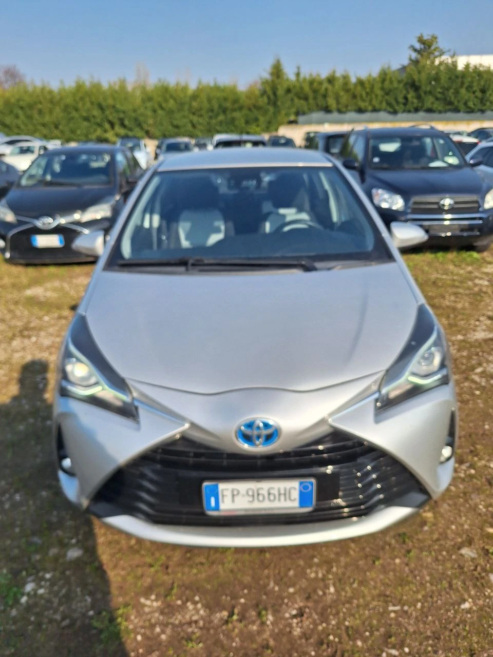 Toyota Yaris 1.5 HYBRID 100% СЕРТИФИЦИРАНО ОБСЛУЖВАНА!!!, снимка 2 - Автомобили и джипове - 53830825