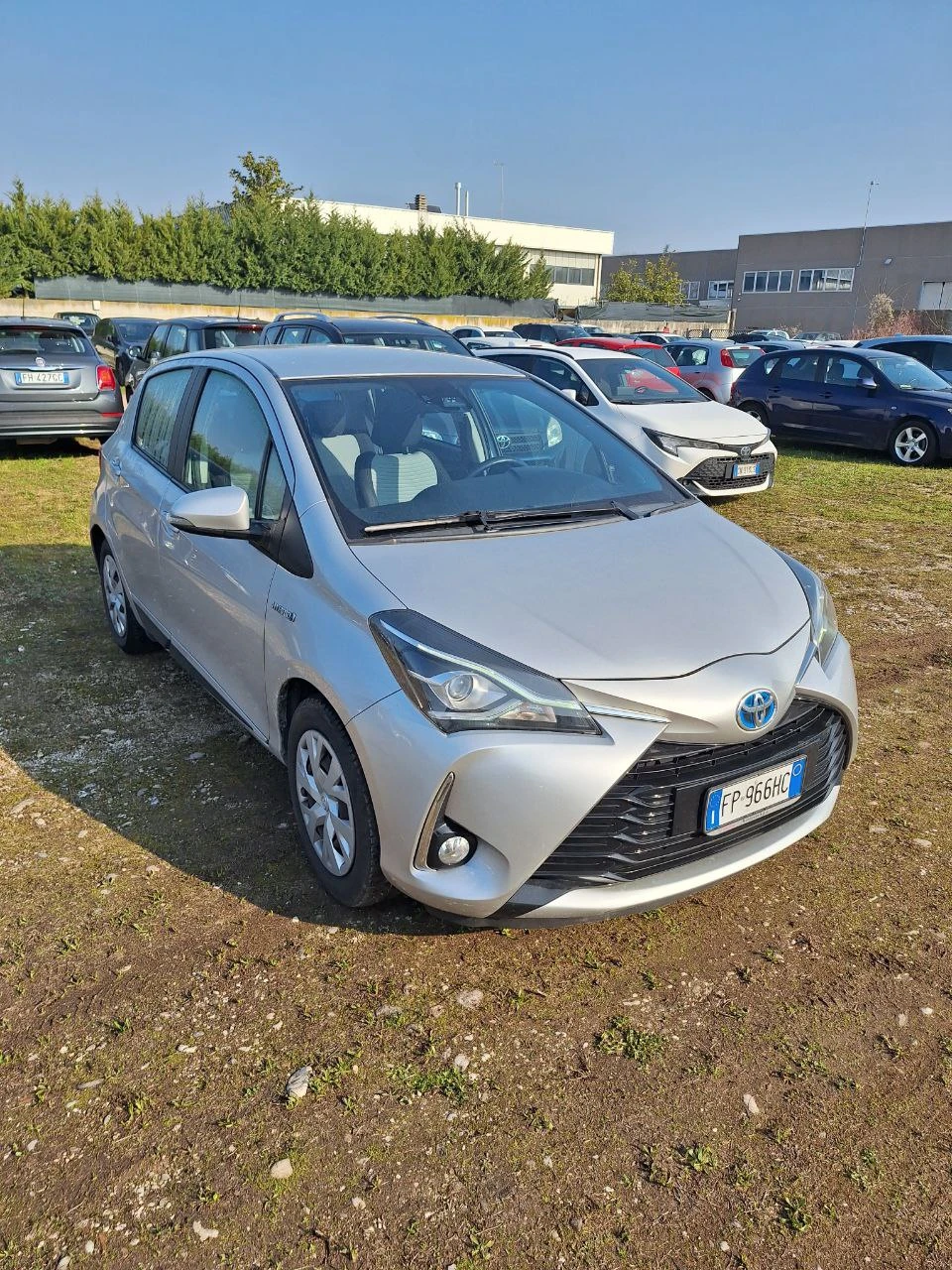 Toyota Yaris 1.5 HYBRID 100% СЕРТИФИЦИРАНО ОБСЛУЖВАНА!!!, снимка 3 - Автомобили и джипове - 53830825