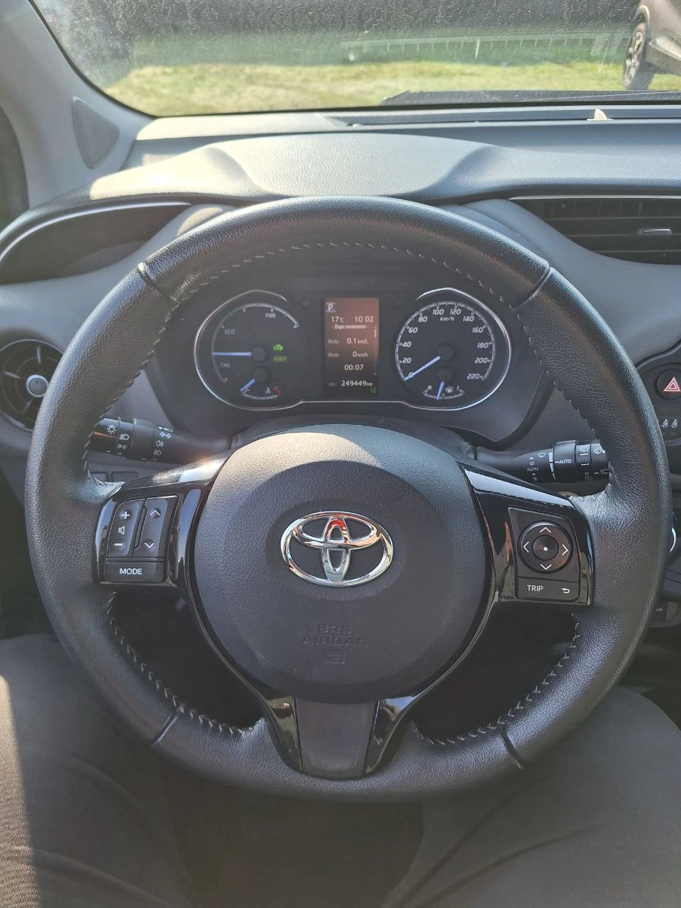 Toyota Yaris 1.5 HYBRID 100% СЕРТИФИЦИРАНО ОБСЛУЖВАНА!!!, снимка 6 - Автомобили и джипове - 53830825