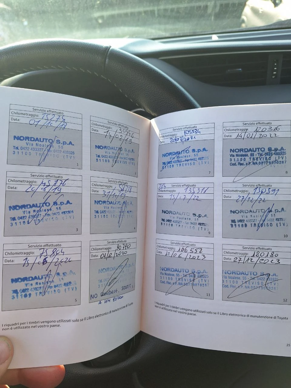 Toyota Yaris 1.5 HYBRID 100% СЕРТИФИЦИРАНО ОБСЛУЖВАНА!!!, снимка 13 - Автомобили и джипове - 53830825