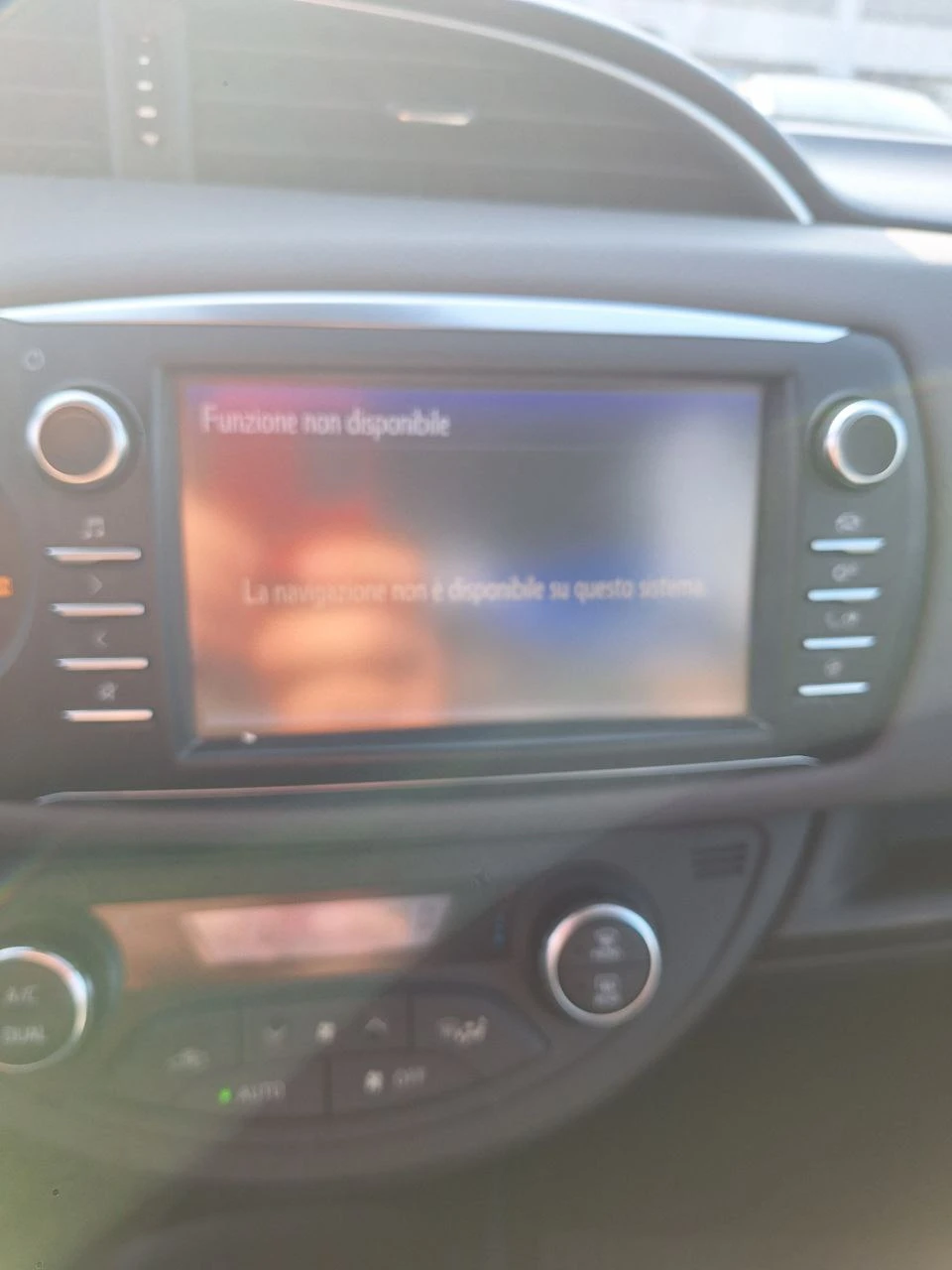 Toyota Yaris 1.5 HYBRID 100% СЕРТИФИЦИРАНО ОБСЛУЖВАНА!!!, снимка 8 - Автомобили и джипове - 53830825