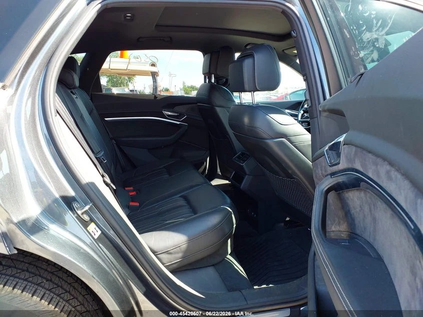 Audi E-Tron Premium Plus, снимка 8 - Автомобили и джипове - 55240768