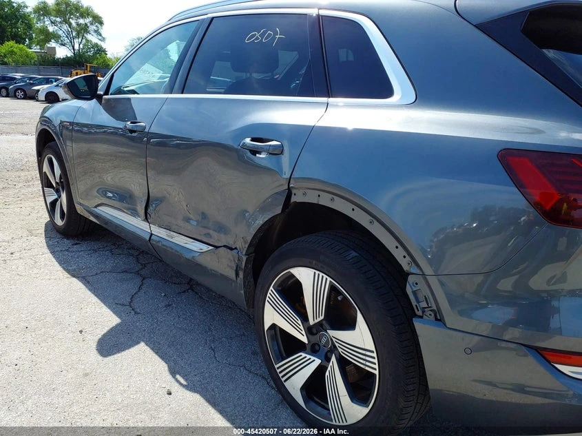 Audi E-Tron Premium Plus, снимка 6 - Автомобили и джипове - 55240768