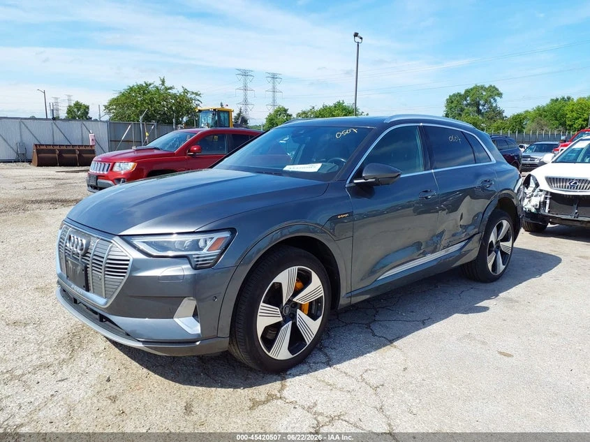 Audi E-Tron Premium Plus, снимка 2 - Автомобили и джипове - 55240768