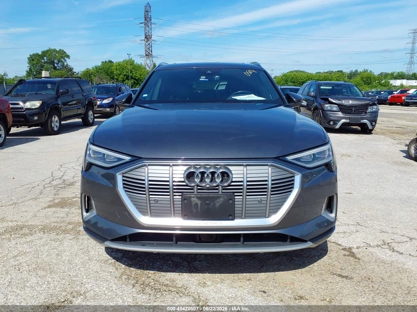 Audi E-Tron Premium Plus, снимка 13 - Автомобили и джипове - 55240768