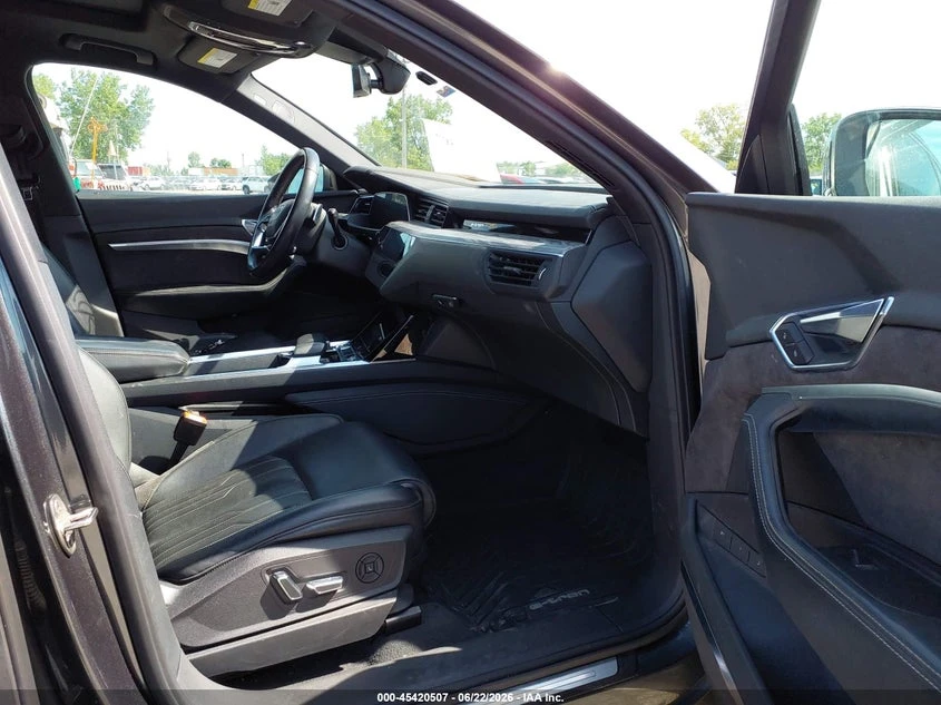 Audi E-Tron Premium Plus, снимка 5 - Автомобили и джипове - 55240768