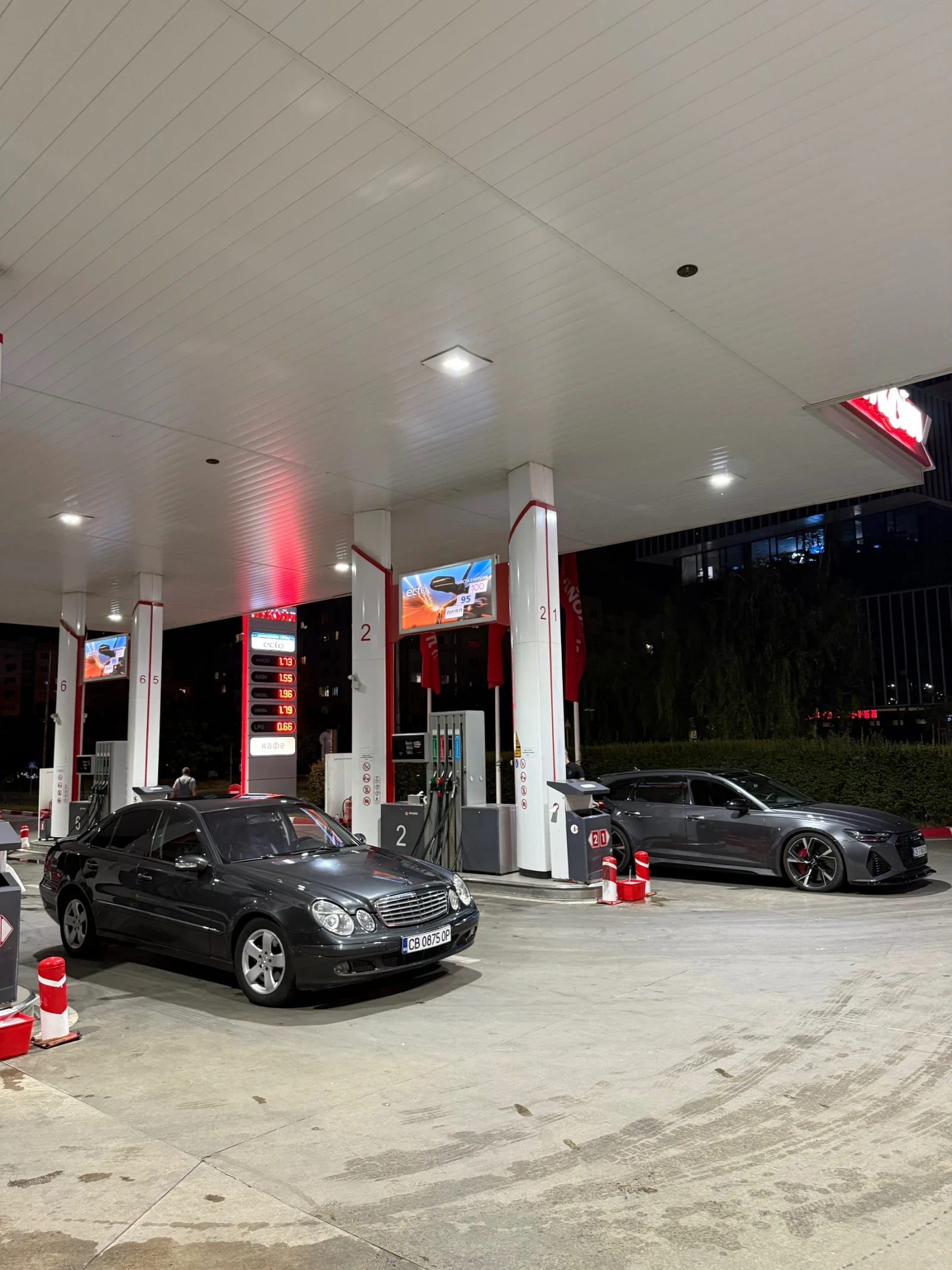 Mercedes-Benz E 270, снимка 3 - Автомобили и джипове - 55897364