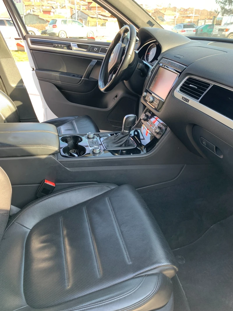 VW Touareg, снимка 5 - Автомобили и джипове - 52372112