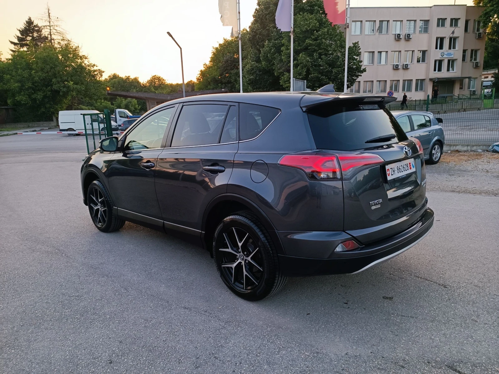 Toyota Rav4 2.0i-151кс-ШВЕЙЦАРИЯ-FACELIFT-6ск-4Х4-NAVI-Keyless - изображение 6