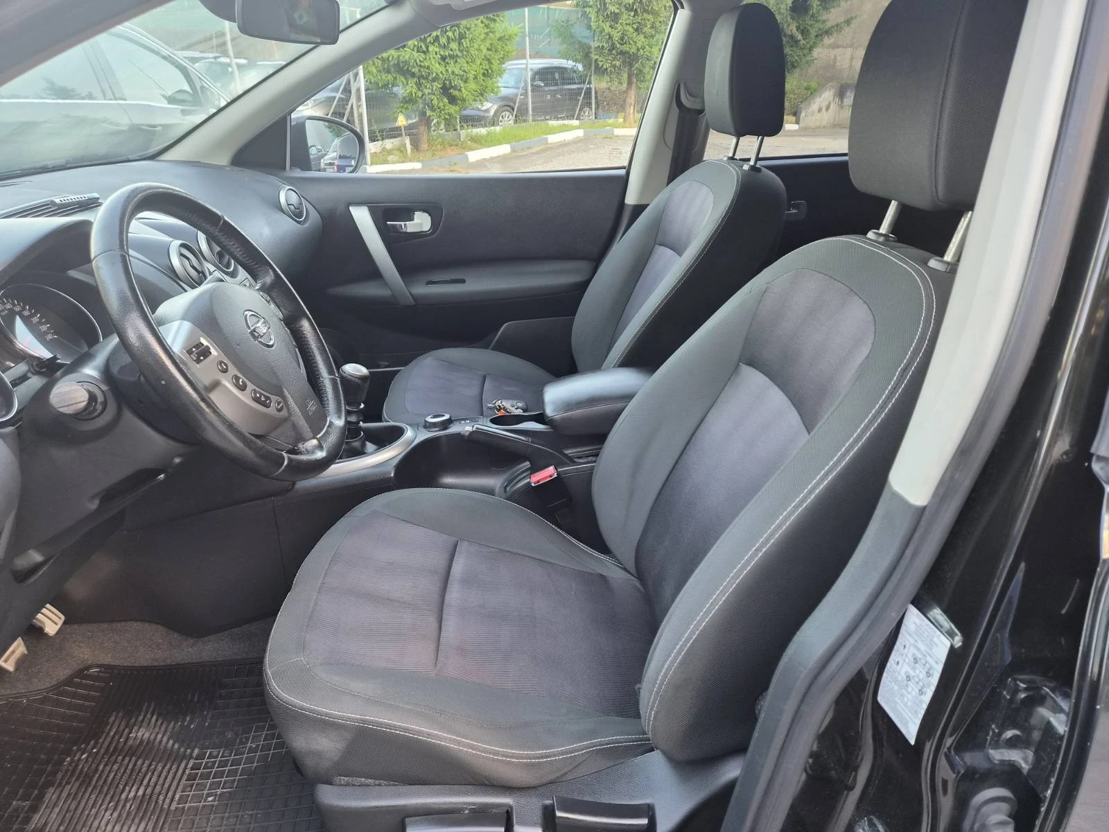 Nissan Qashqai 1.6 DCi 6+ 1 4x4 Панорама, снимка 9 - Автомобили и джипове - 54919274