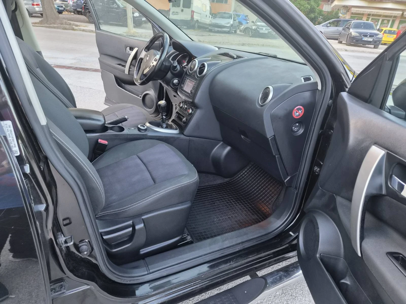 Nissan Qashqai 1.6 DCi 6+ 1 4x4 Панорама, снимка 11 - Автомобили и джипове - 54919274