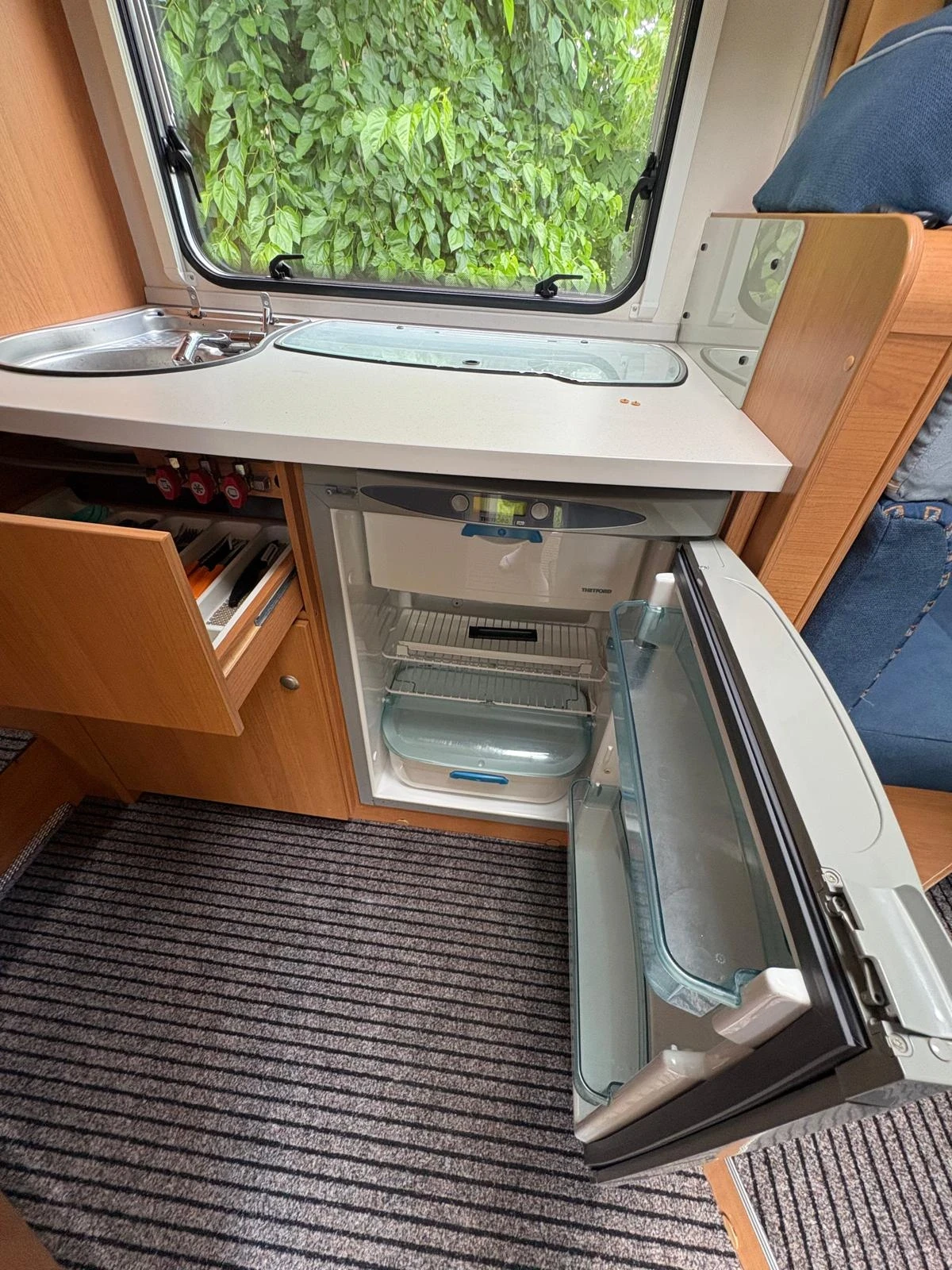 Кемпер Knaus 2.5DCI, снимка 12 - Каравани и кемпери - 55051285