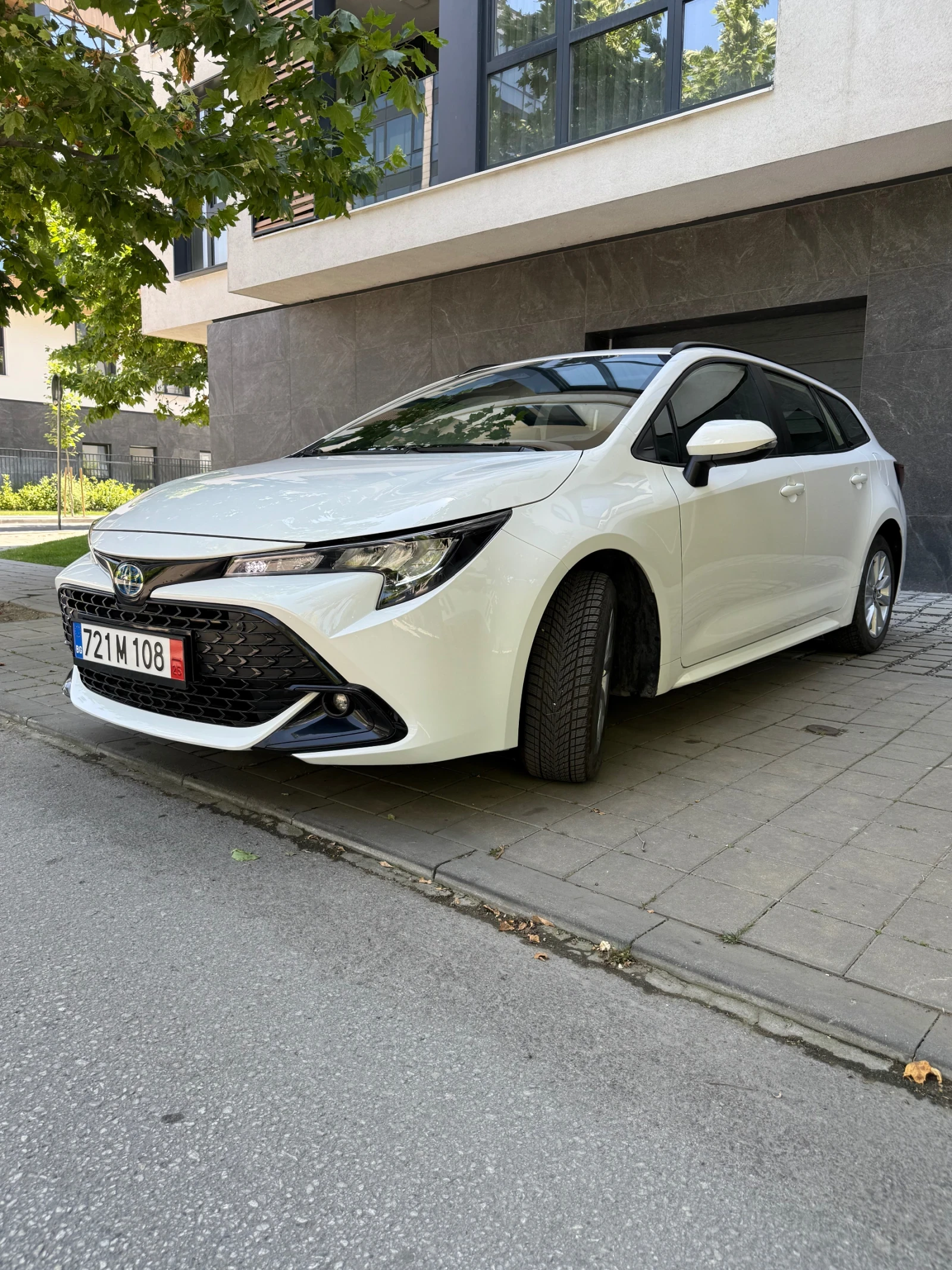 Toyota Corolla 1.8 HYBRID 140к.с 52000КМ НОВ ГАРАНЦИЯ - изображение 3