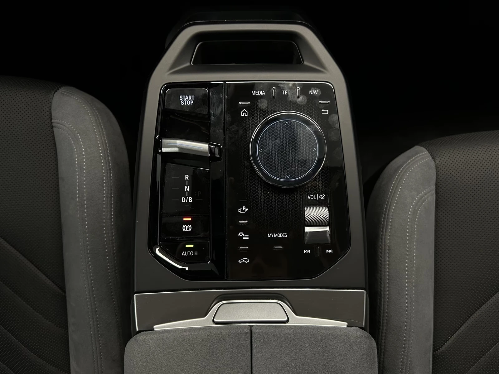 BMW iX M70x/M-SPORT/360/HUD/ICONIC GLOW/SHADOW PACK/H&K/ | Mobile.bg � ����������� 12