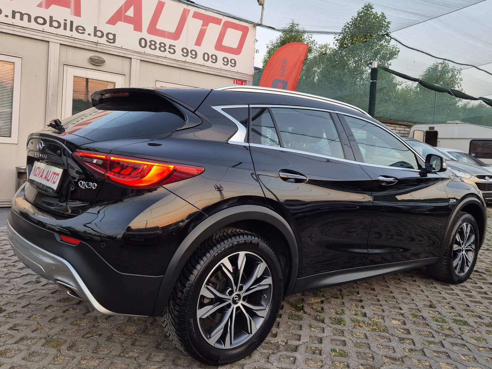 Infiniti QX30 2.2D-4X4-PREMIUM-ПАНОРАМА-160000км-СУПЕР СЪСТОЯНИЕ - изображение 4