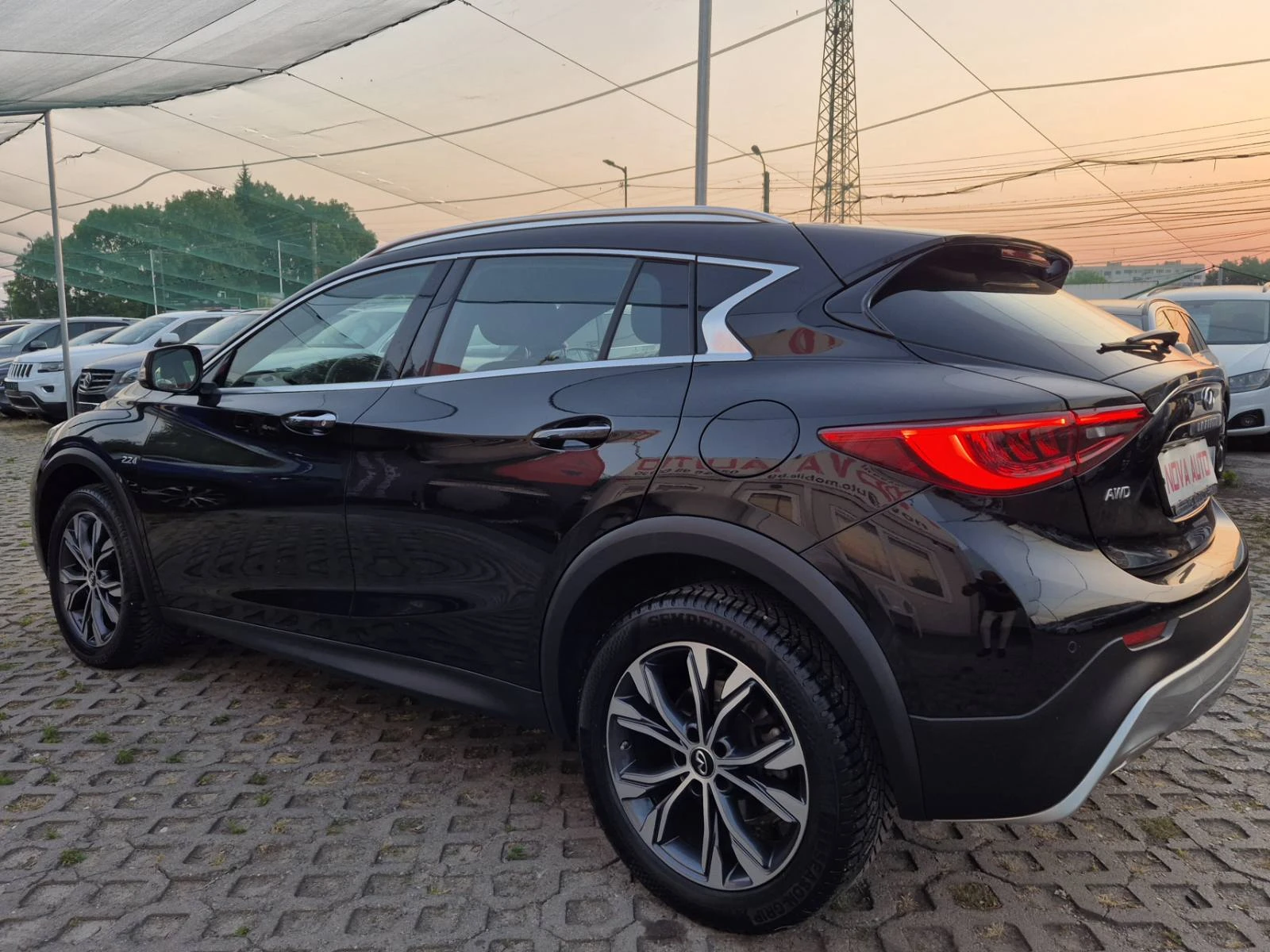 Infiniti QX30 2.2D-4X4-PREMIUM-ПАНОРАМА-160000км-СУПЕР СЪСТОЯНИЕ - изображение 2
