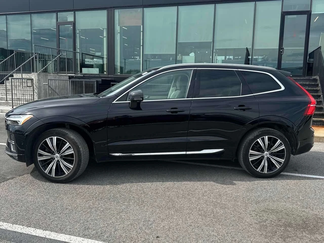Volvo XC60 Plus Bright Theme | CARFAX | ОПЦИЯ ЗА ФИНАНСИРАНЕ, снимка 3 - Автомобили и джипове - 55053548