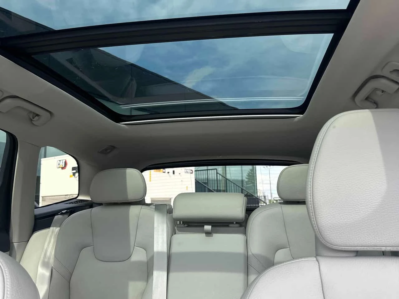 Volvo XC60 Plus Bright Theme | CARFAX | ОПЦИЯ ЗА ФИНАНСИРАНЕ, снимка 10 - Автомобили и джипове - 55053548
