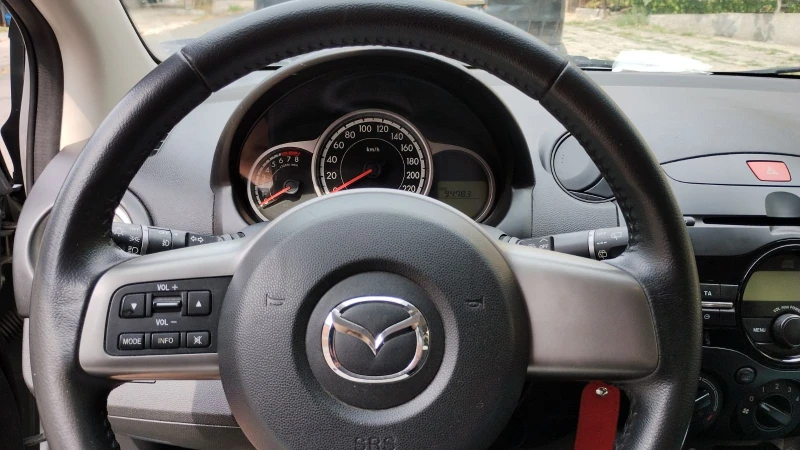 Mazda 2 1.3i, 95 000 km, снимка 6 - Автомобили и джипове - 47767377