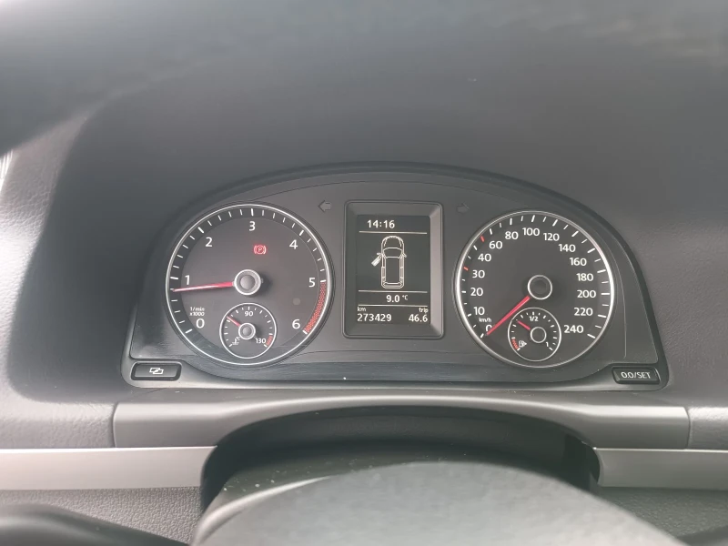 VW Touran 1.6 TDI НОВ ВНОС , снимка 15 - Автомобили и джипове - 52906072