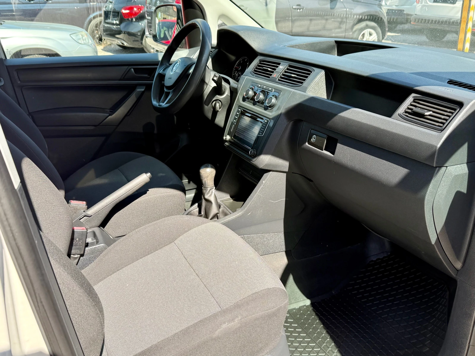VW Caddy Maxi 🇨🇭 - изображение 10