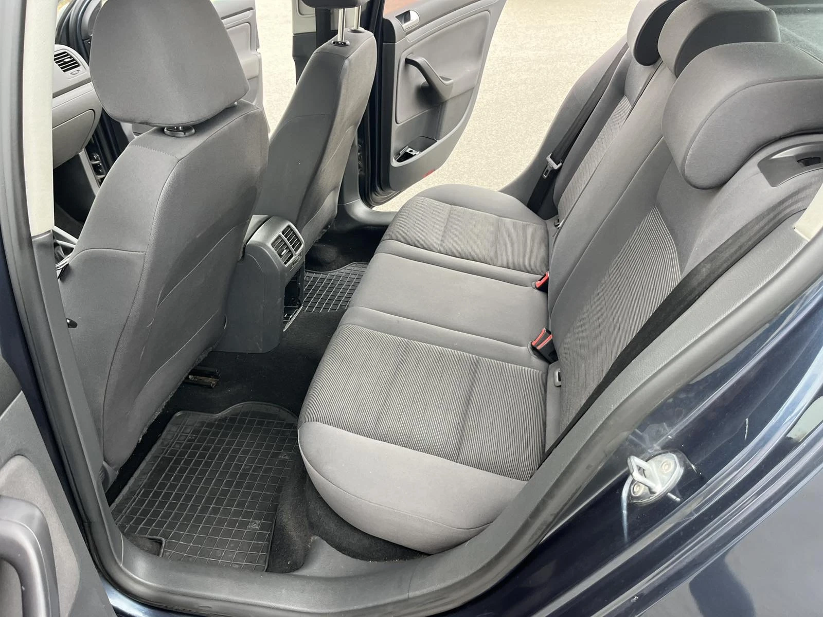 VW Golf 1.9 TDI 90кс EURO 4 КЛИМАТРОНИК - изображение 9