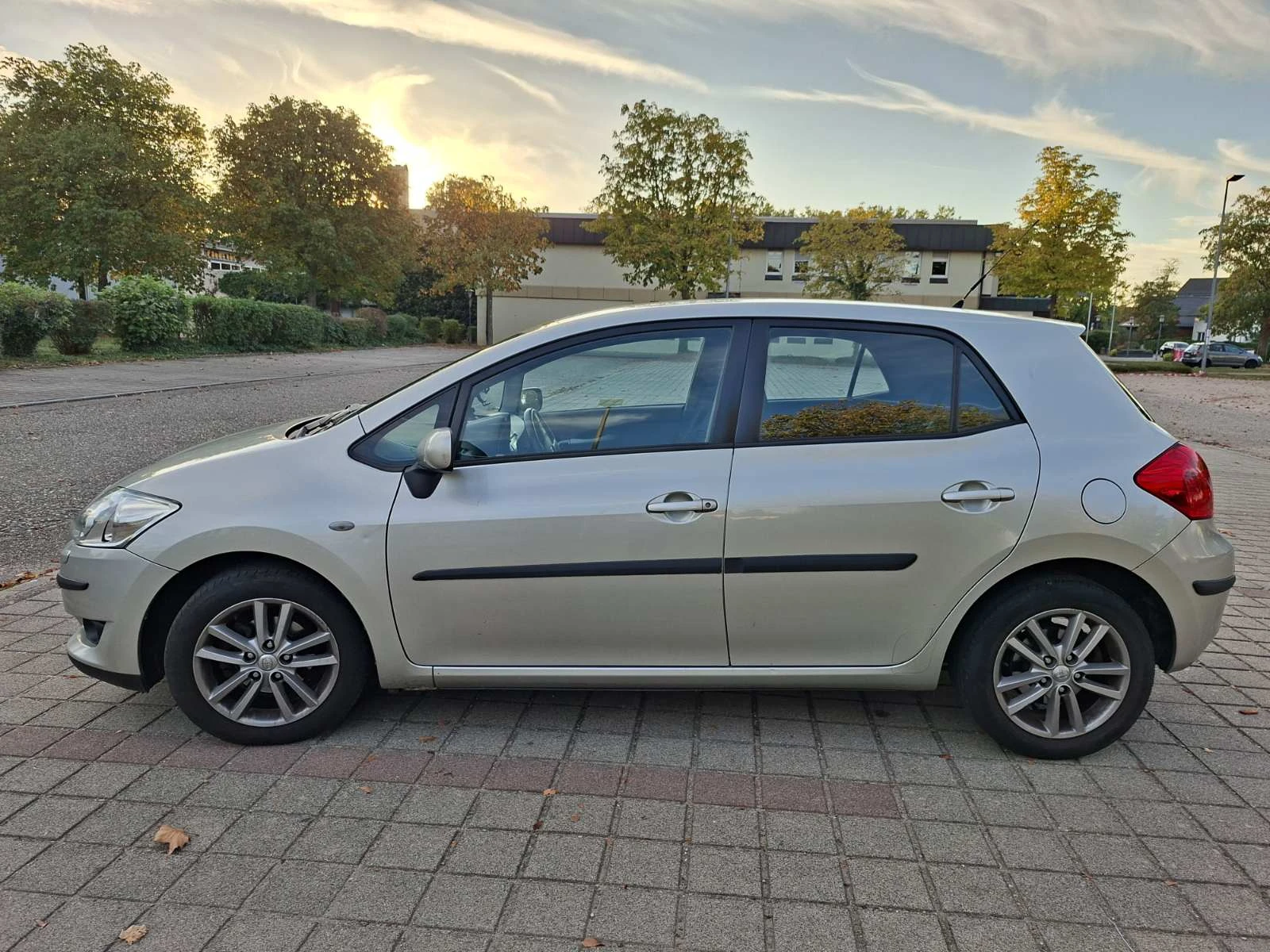 Toyota Auris 1.6 TEAMS, снимка 6 - Автомобили и джипове - 56370869