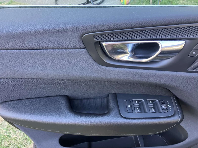 Volvo XC60 2.0 T8 Plug-in Hybrid Business Plus AWD, снимка 16 - Автомобили и джипове - 52432190