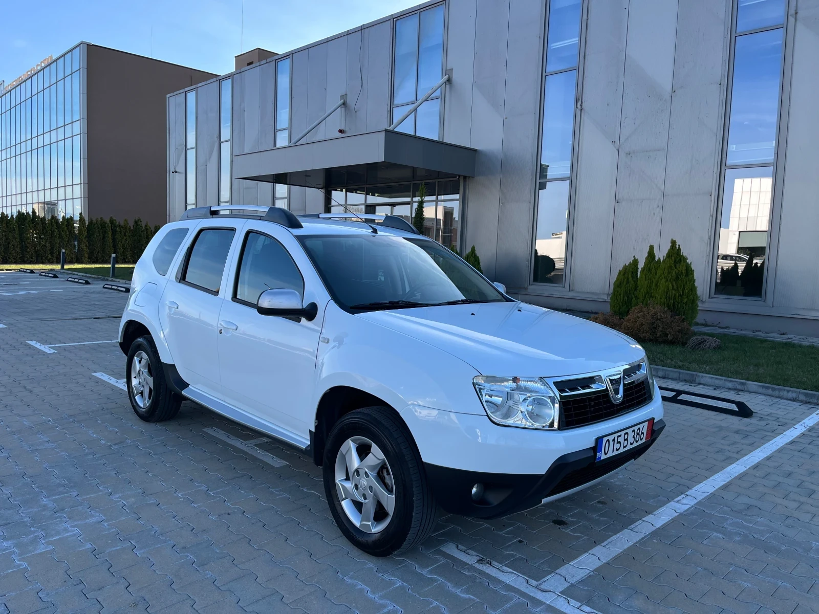 Dacia Duster 1.5dci* 110к.с.* 6скорости* Нови гуми* Обслужена* , снимка 3 - Автомобили и джипове - 53802769