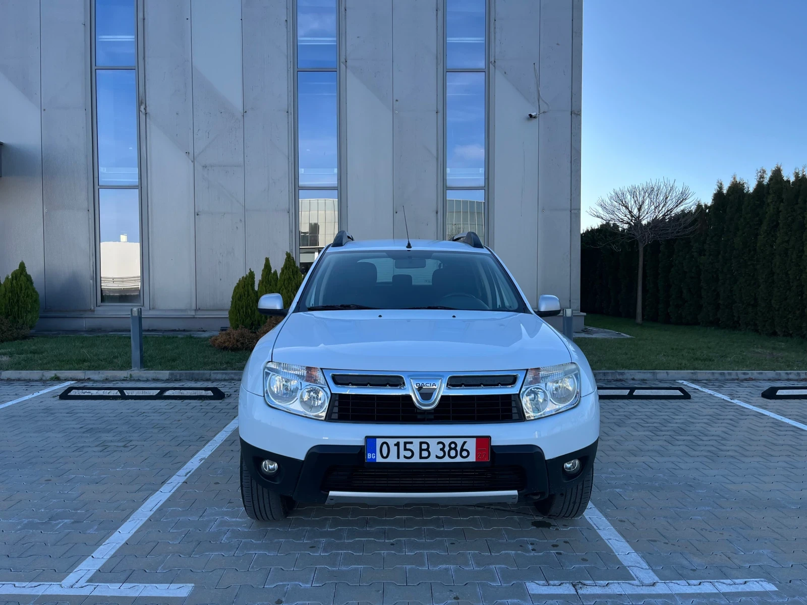 Dacia Duster 1.5dci* 110к.с.* 6скорости* Нови гуми* Обслужена* , снимка 2 - Автомобили и джипове - 53802769