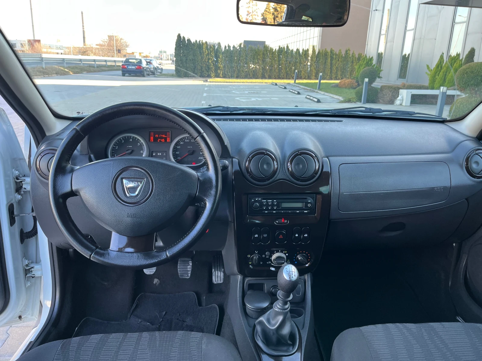 Dacia Duster 1.5dci* 110к.с.* 6скорости* Нови гуми* Обслужена* , снимка 17 - Автомобили и джипове - 53802769