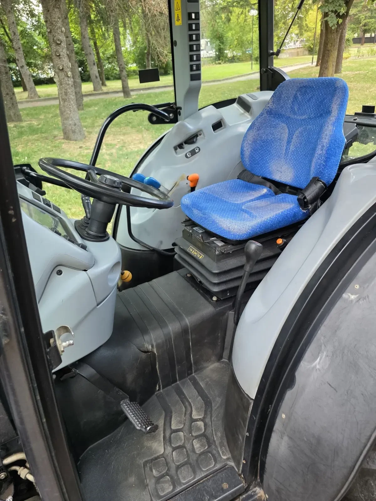 Трактор New Holland T4050F - изображение 4