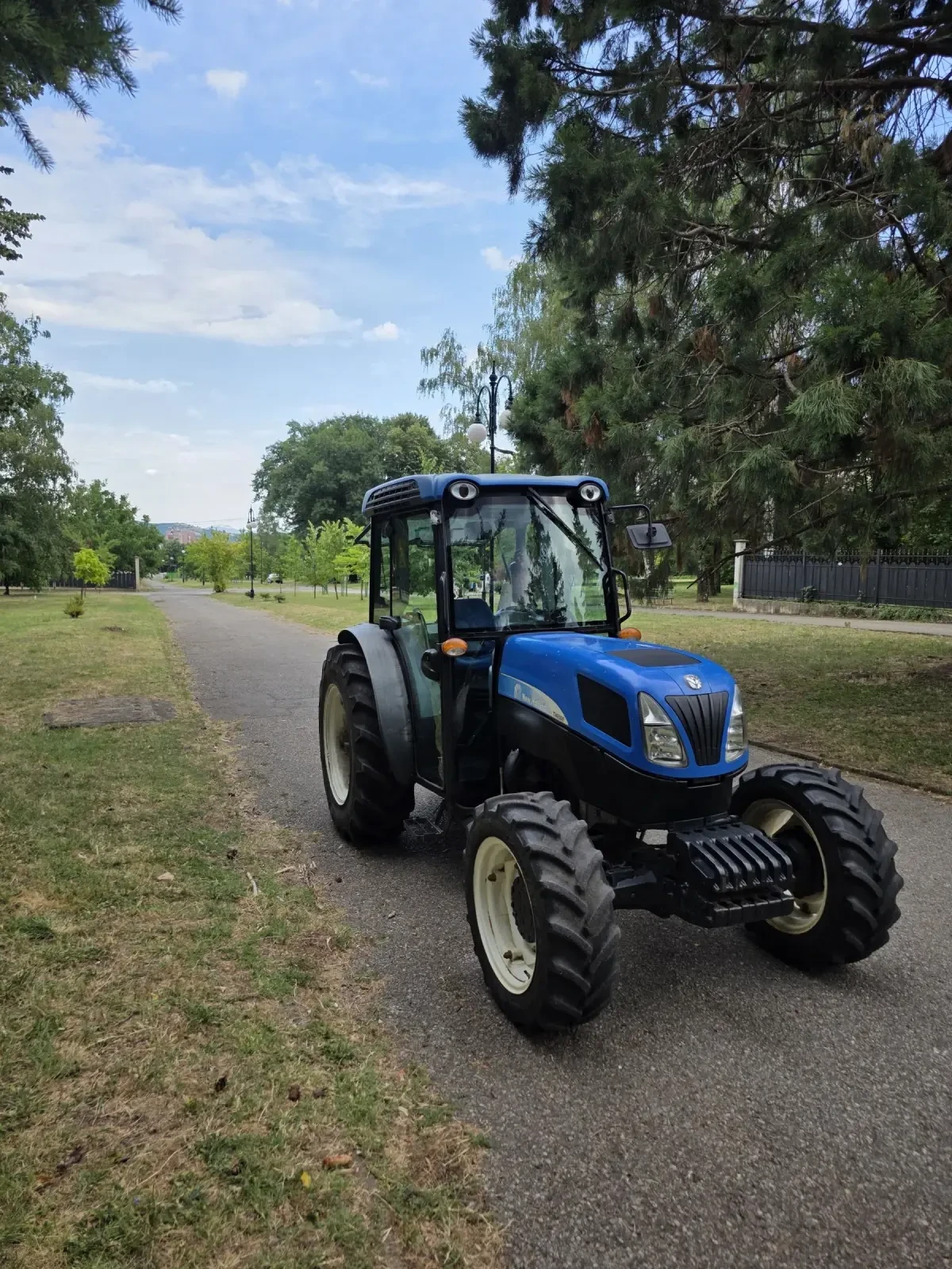 Трактор New Holland T4050F - изображение 2