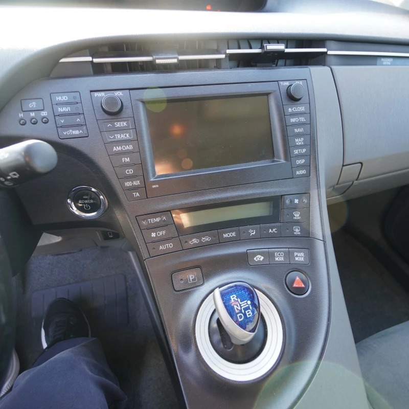 Toyota Prius 1.8 Hybrid, снимка 11 - Автомобили и джипове - 53540022