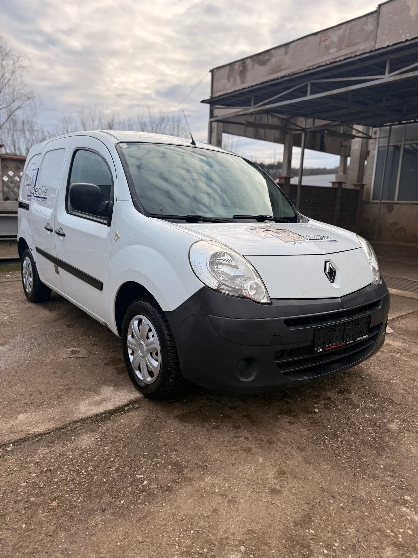 Renault Kangoo 1.5 DCI/Климатик/Сервизна книжка/Обслужен, снимка 3 - Автомобили и джипове - 53227191