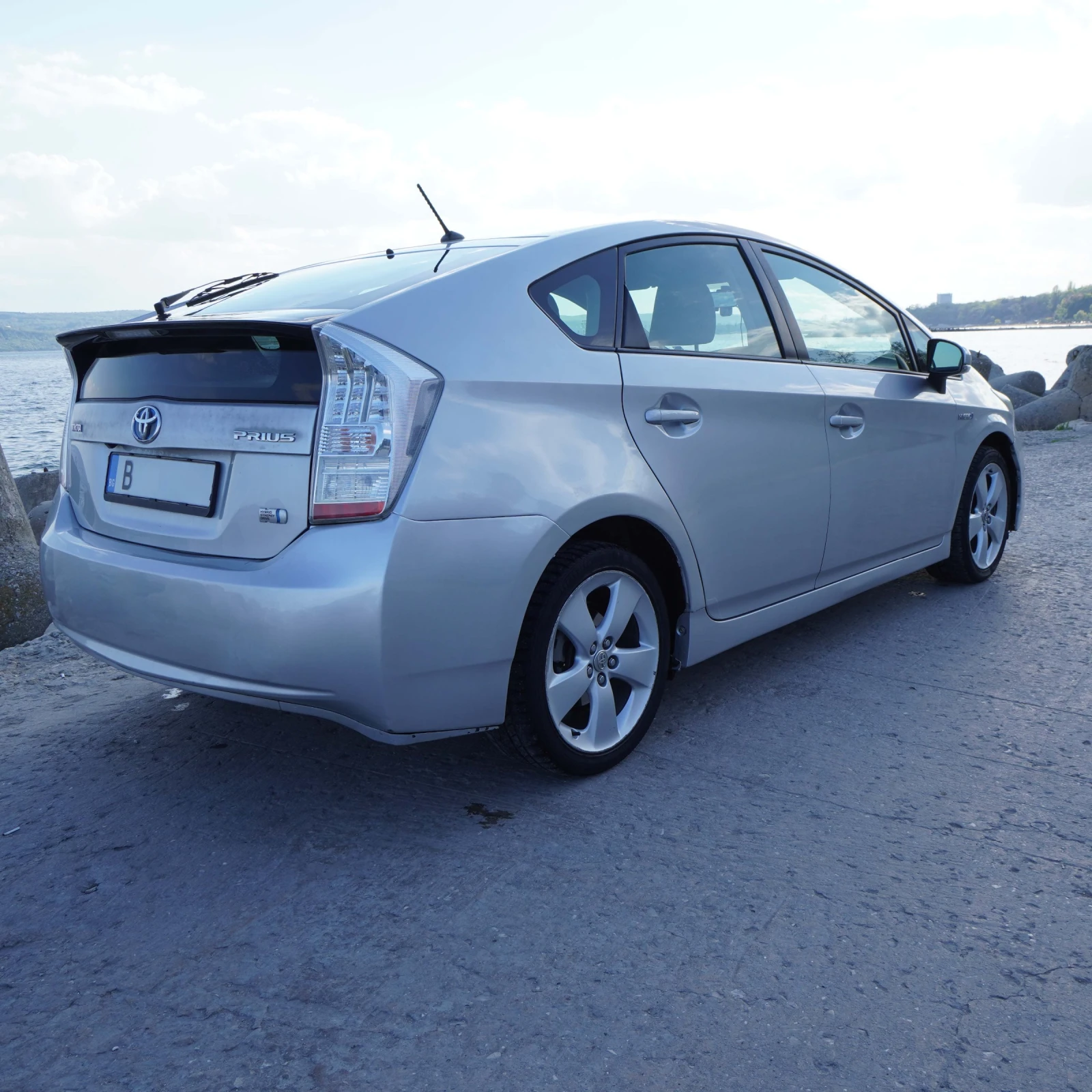 Toyota Prius 1.8 Hybrid - изображение 4