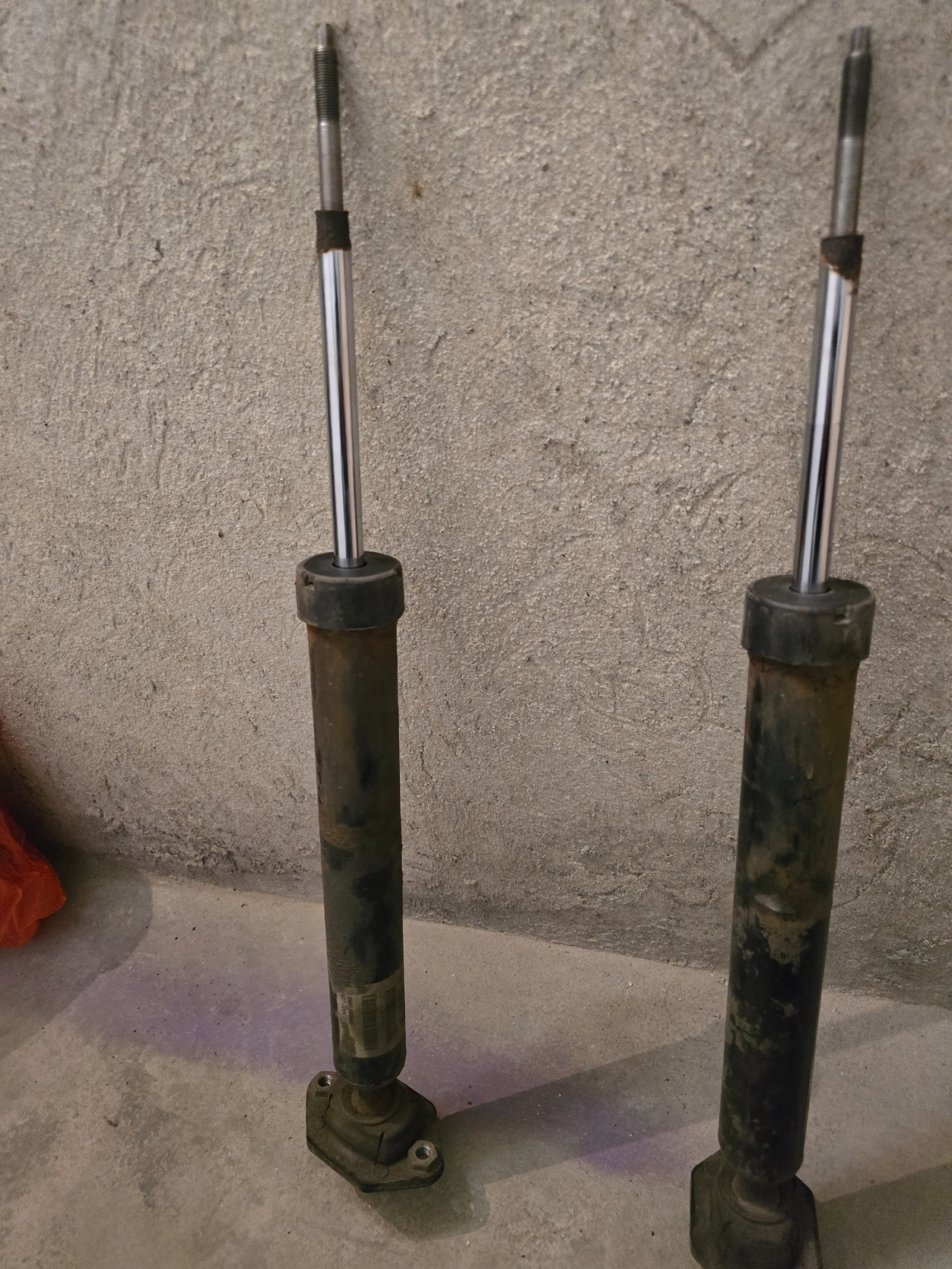 Задни амортисьори и носачи 