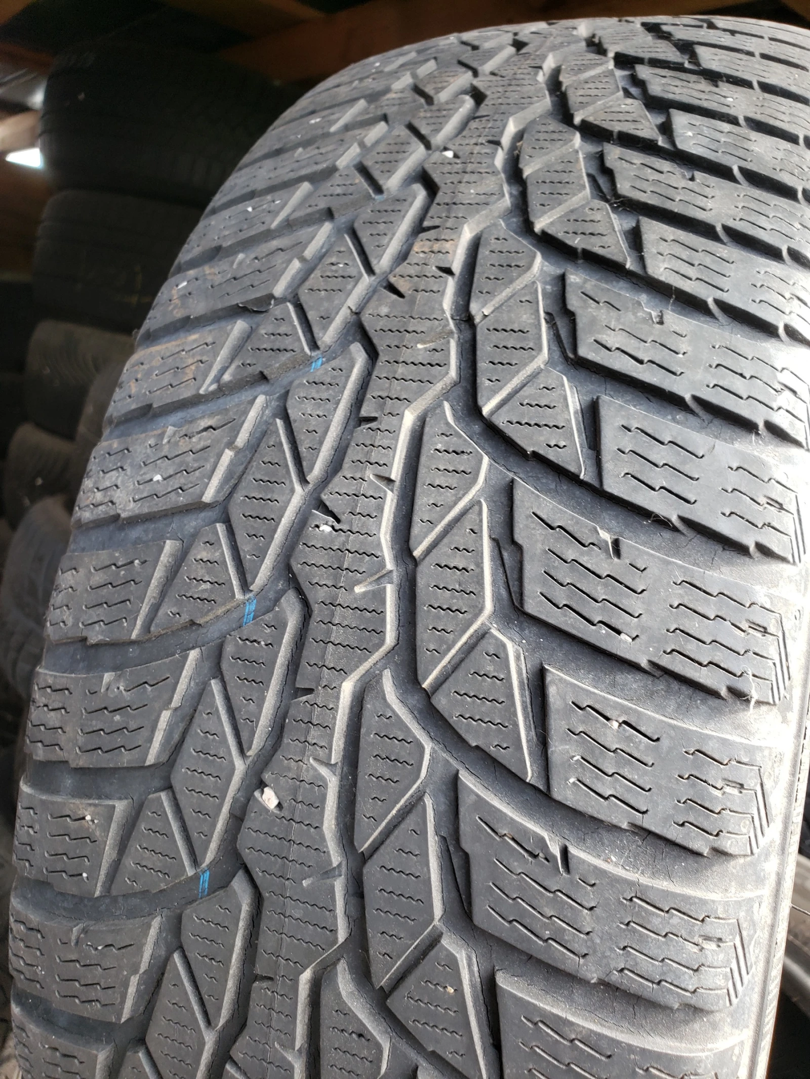 Гуми Зимни 215/65R16, снимка 12 - Гуми и джанти - 56084116
