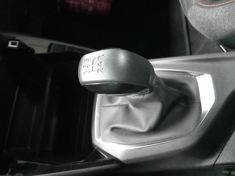 Peugeot 208, снимка 7 - Автомобили и джипове - 52673719